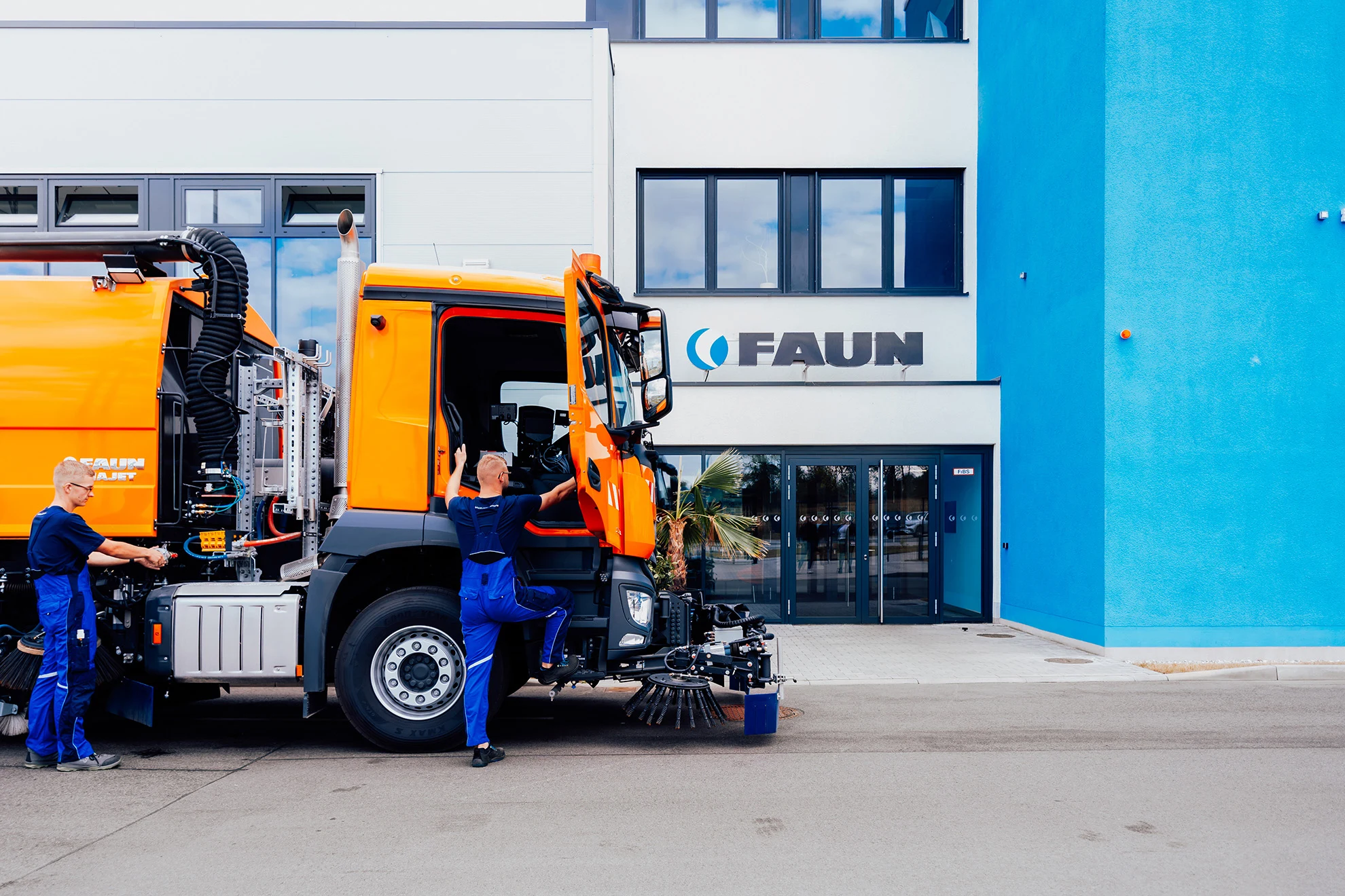Kehrmaschine vor dem Werk von FAUN Viatec