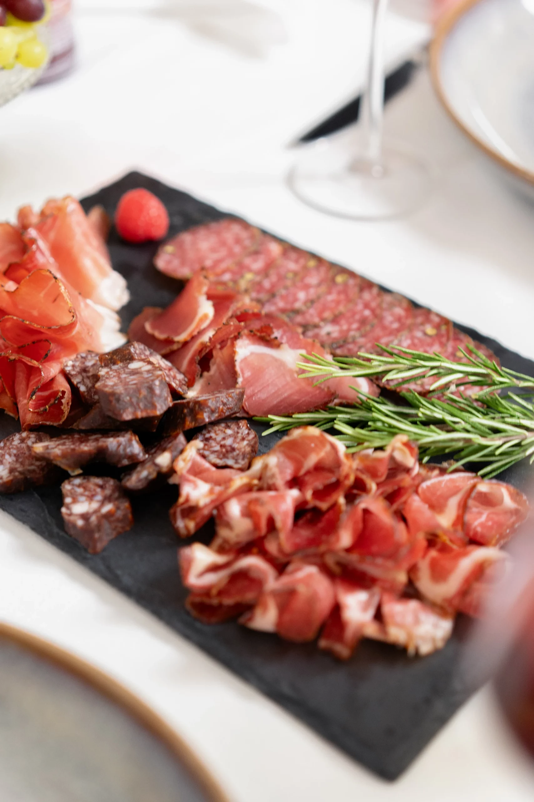 Tiroler Schinken- und Wurstspezialitäten auf einer Schieferplatte