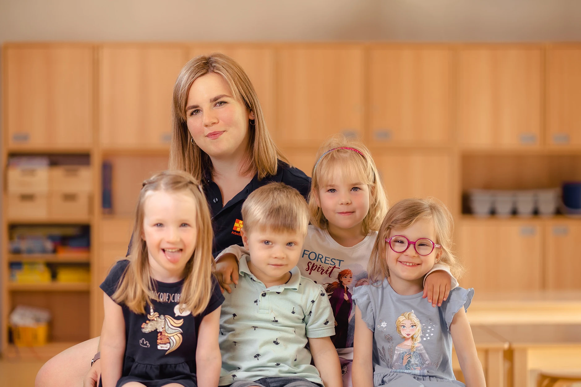 Erzieherin des ASB Leipzig mit einer Gruppe Kinder
