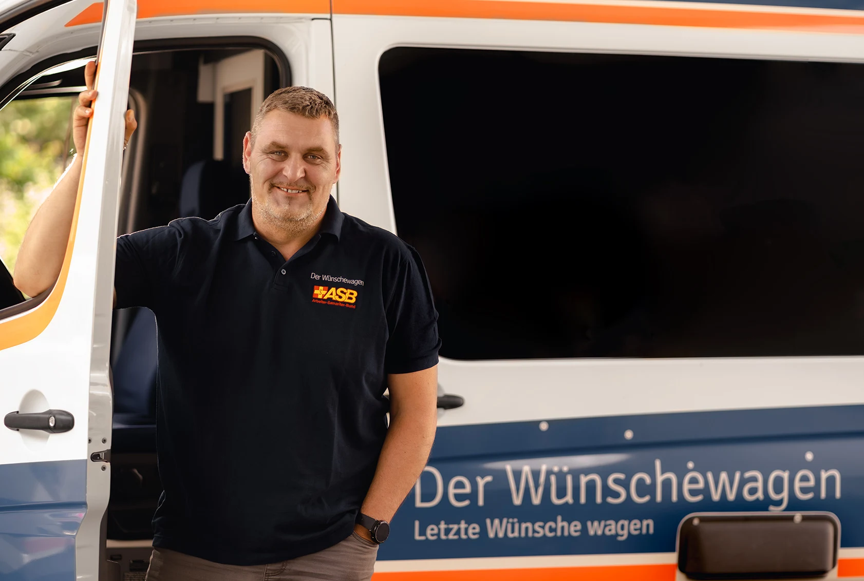 Mitarbeiter des ASB Leipzig vor dem Wünschewagen
