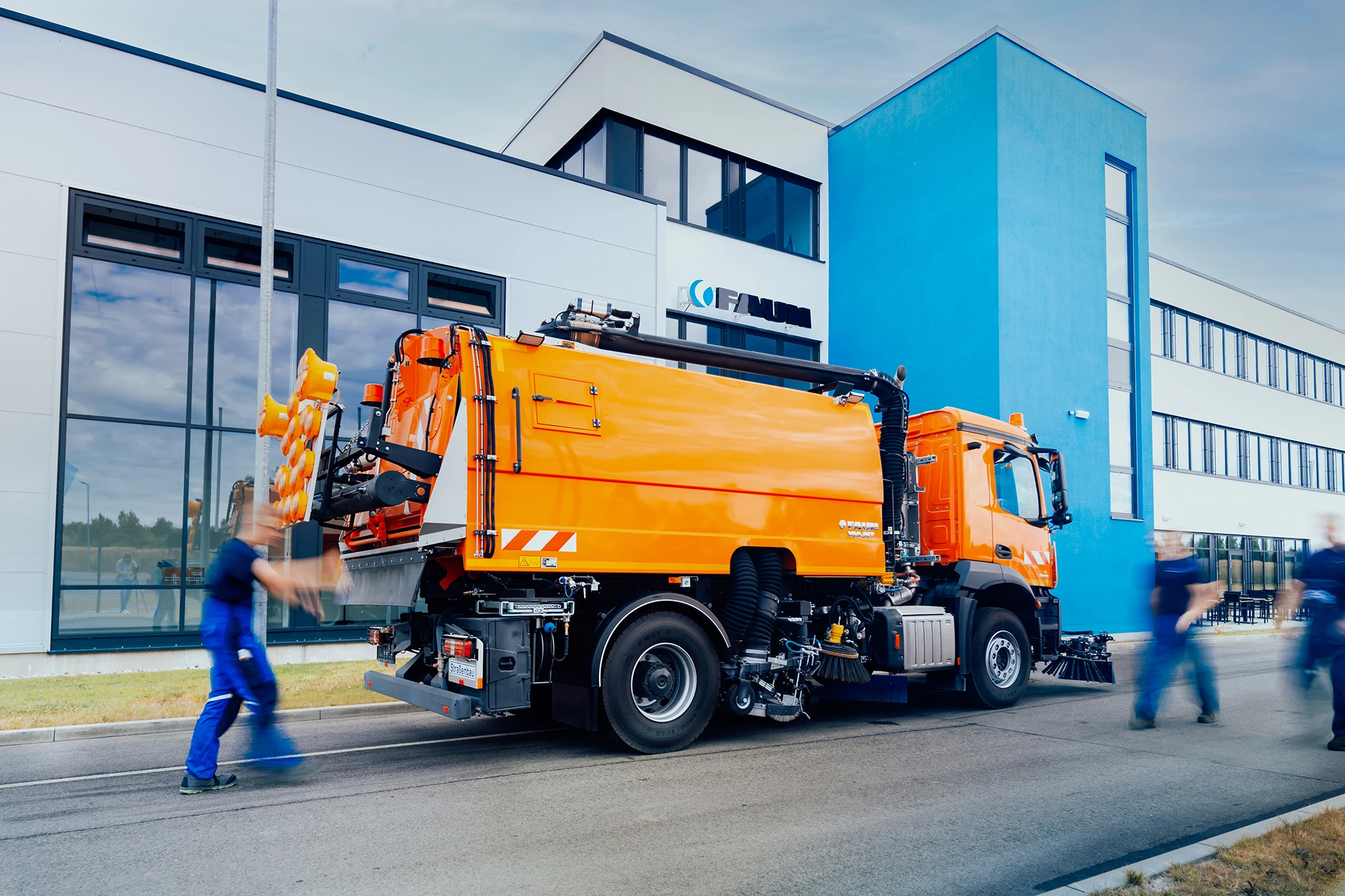 Kehrmaschine fährt am Werk von FAUN Viatec vorbei