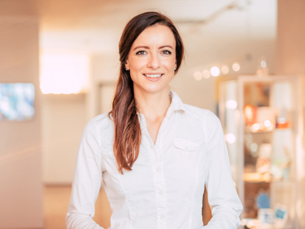 Business-Porträt einer Frau in weißer Bluse