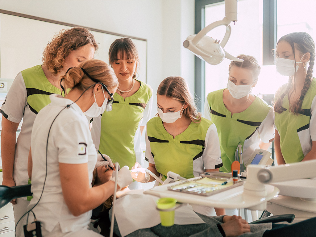 Team der Zahnarztpraxis Dentale bei einer praktischen Übung