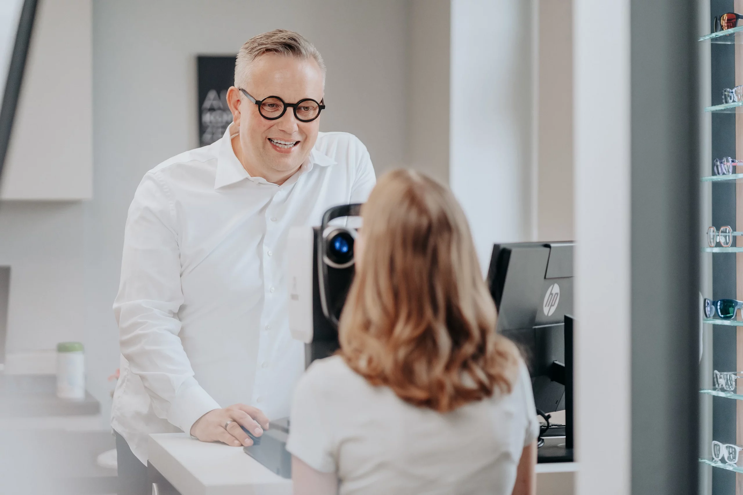 Augenoptiker von Findeisen misst die Augen einer Kundin