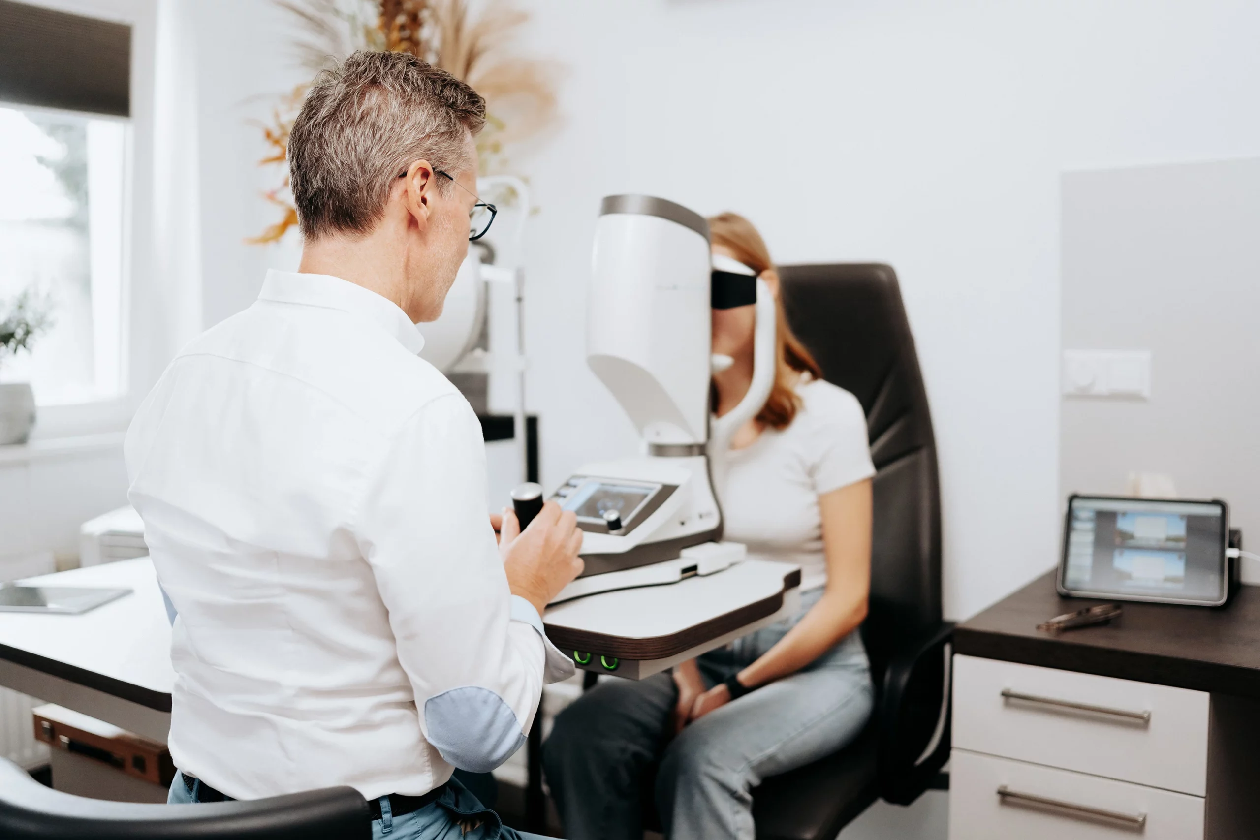 Sehtest am Messgerät bei Augenoptik Findeisen