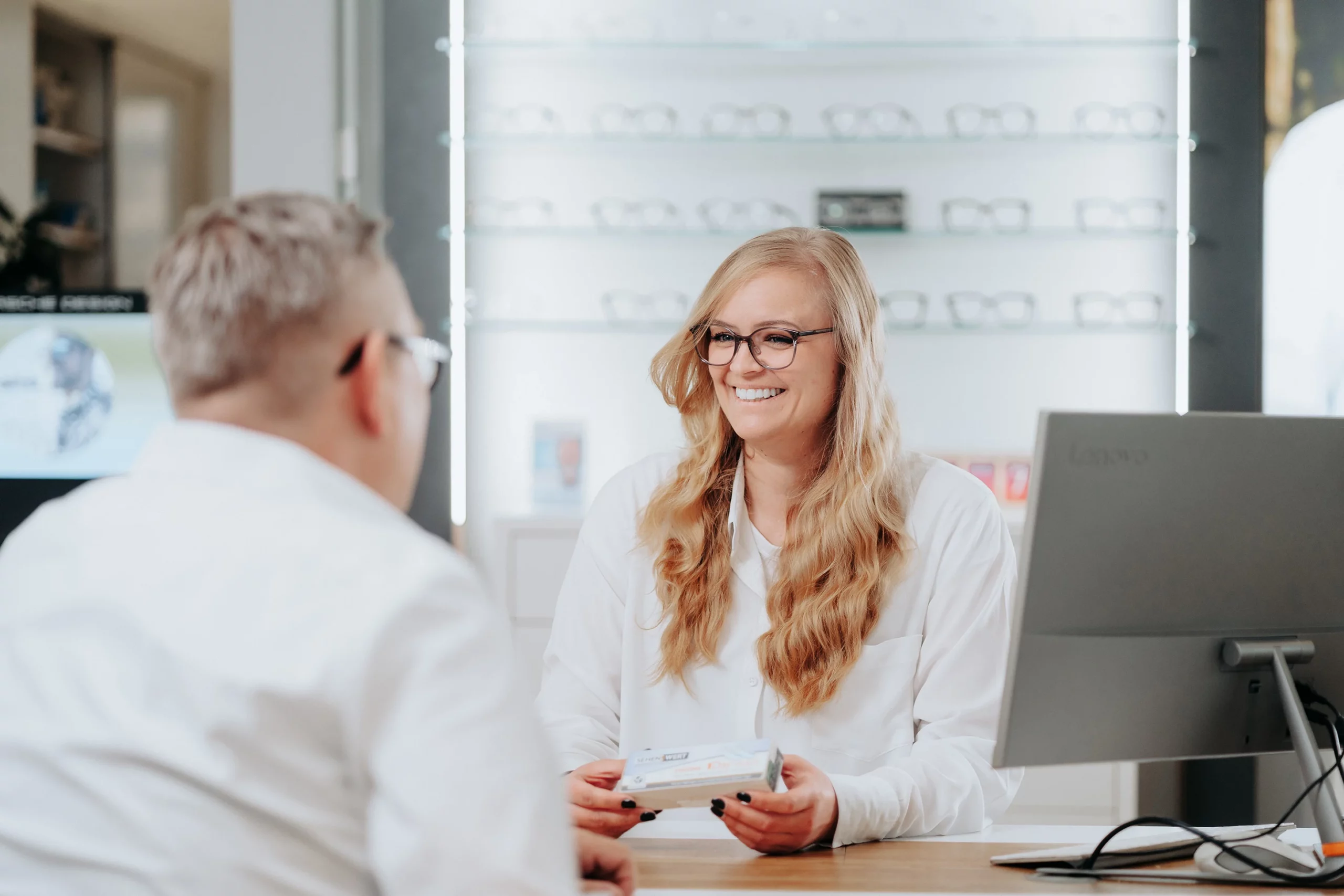 Beratungsgespräch am Bildschirm bei Augenoptik Findeisen
