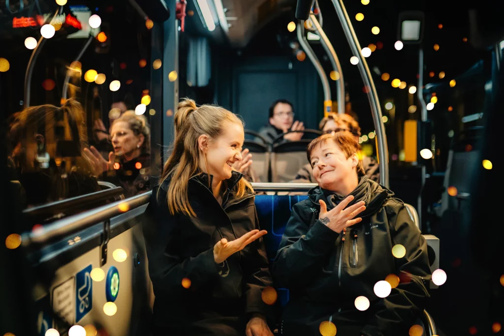 Mädchen und Vater schauen aus der Straßenbahn auf die Weihnachtsbeleuchtung