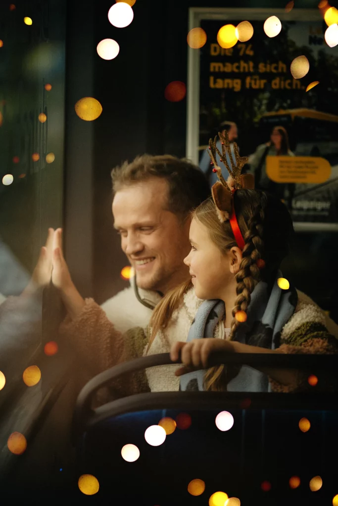 Vater und Tochter in der Straßenbahn im Lichterglanz, Weihnachtskampagne der Leipziger Gruppe