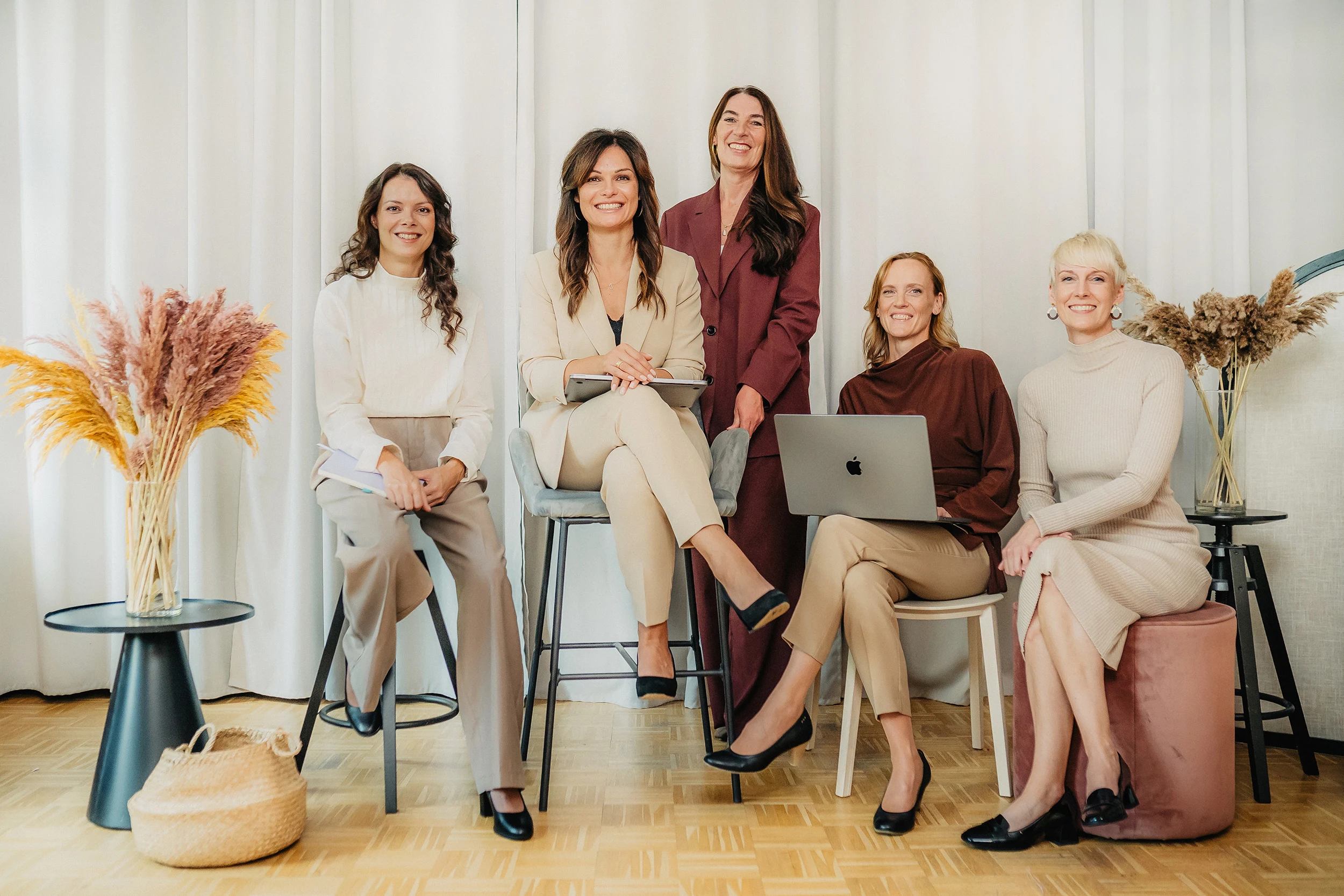 Teamfoto von fünf Frauen in einem hellen Büro, i-Hotel Service