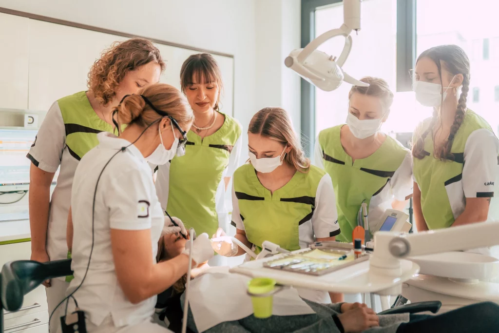 Team von Dentale bei einer praktischen Übung in der Praxis