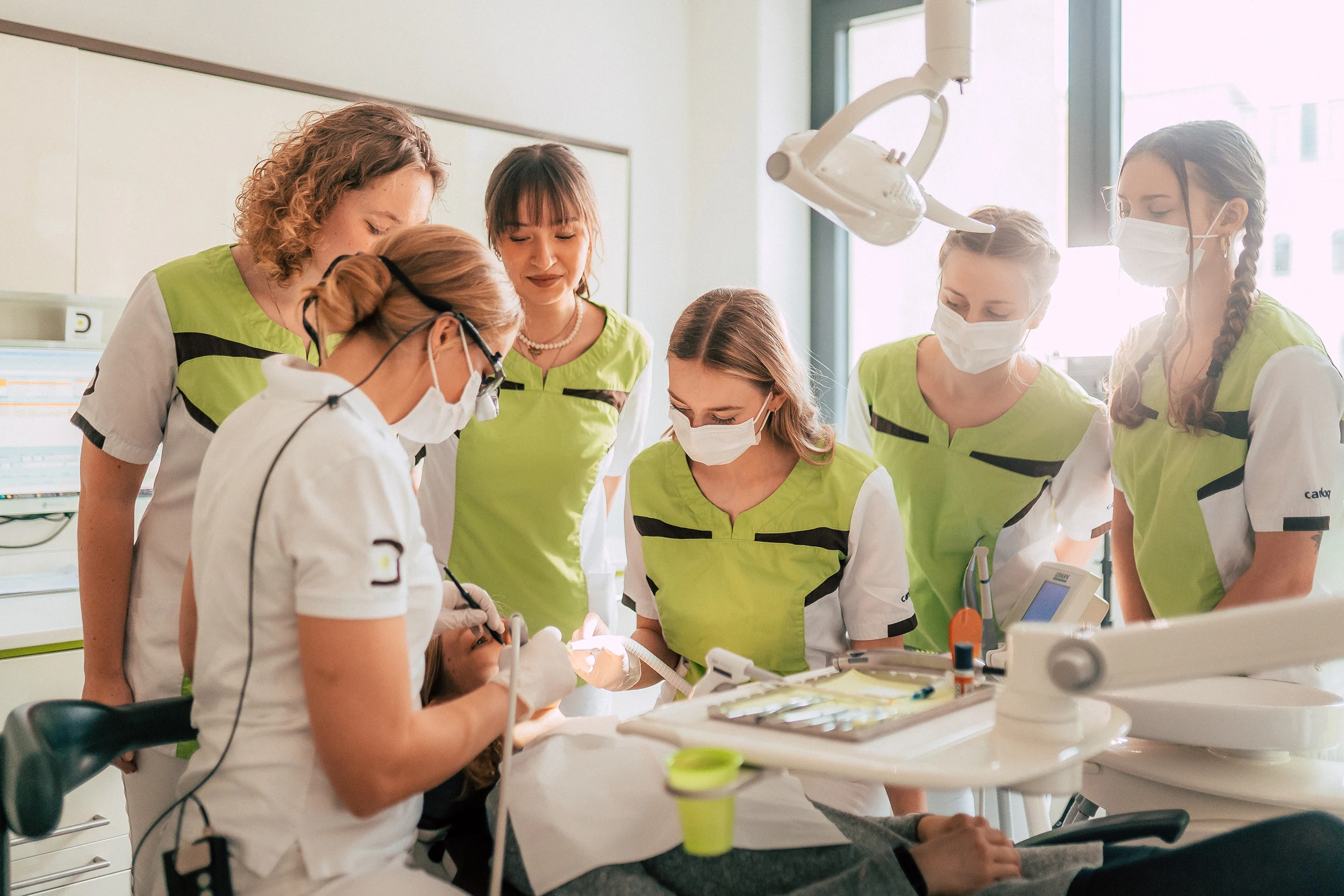 Team von Dentale bei einer praktischen Übung in der Praxis